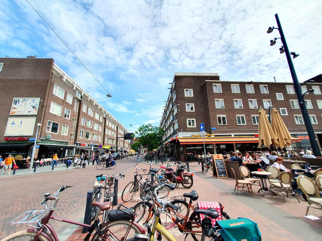 Meent Rotterdam: shops, restaurants, history and how to visit Explore Meent, also known as De Meent, in central Rotterdam: boutiques, restaurants, terraces, local history, nearby sights and travel tips.