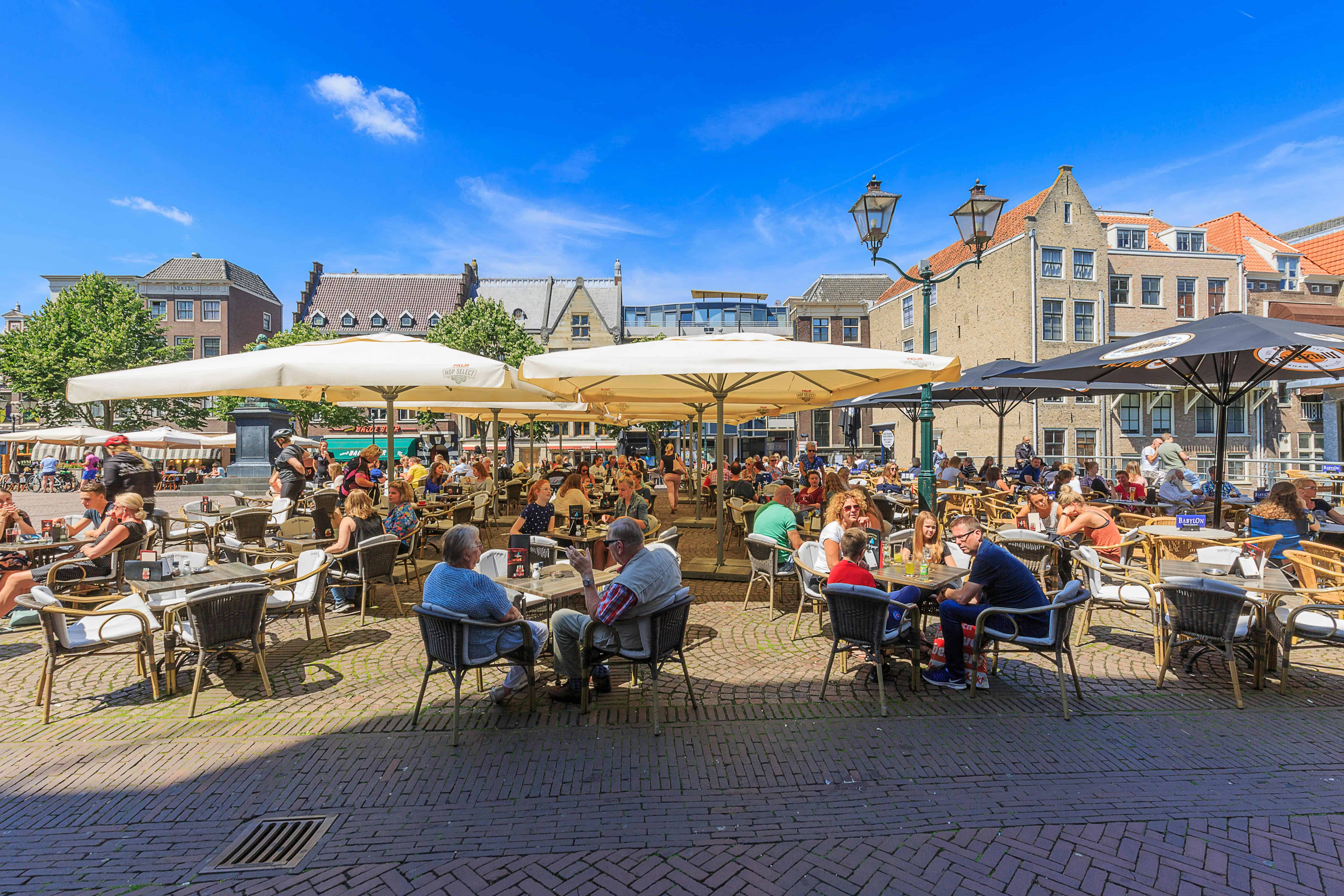 Dutch borrel culture explained What is a Dutch borrel? Discover how drinks, snacks, gezelligheid and the vrijmibo turned borrelen into a beloved Dutch social ritual.