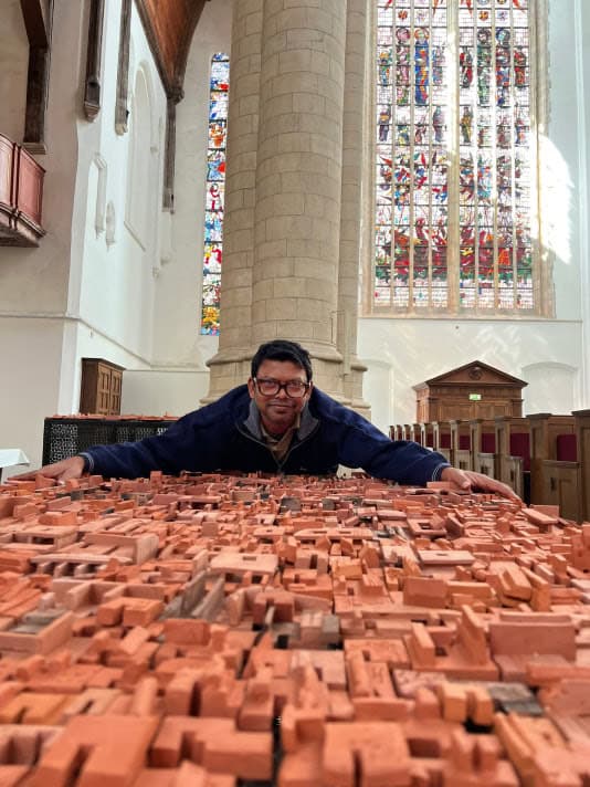 Common Ground Delft hosts global ceramics exhibition Common Ground brings ceramic artists from five continents to Delft’s Old Church from 23 May to 4 July, with clay as a shared global language.