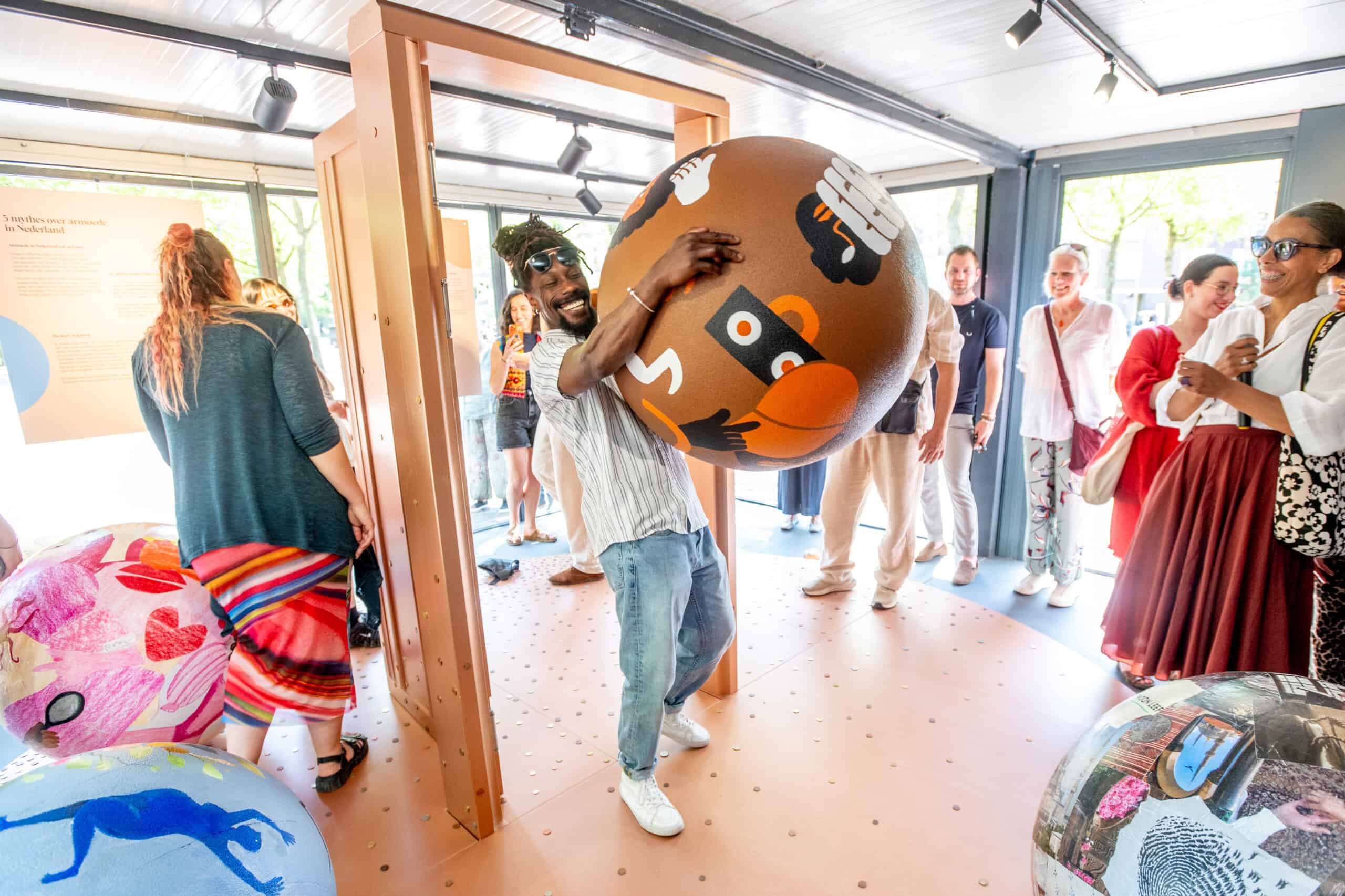Rotterdam art installation De Ballen explores discrimination De Ballen is a Rotterdam art installation that lets visitors experience the weight of poverty, discrimination and unequal treatment.