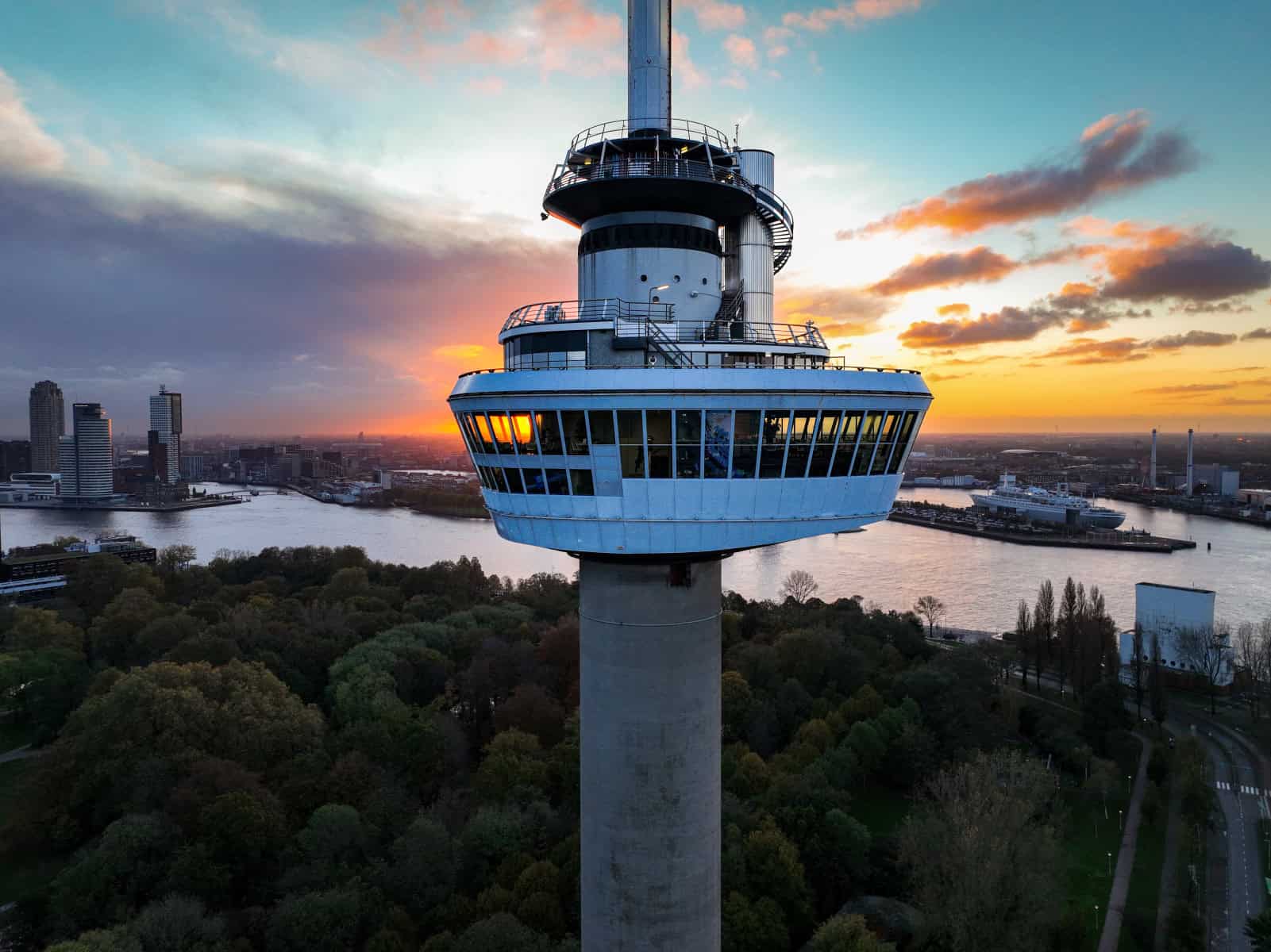 Euromast reopens earlier than planned The Euromast reopens earlier than planned after renovation, with the renewed Brasserie, Euroscoop, suites and abseiling available again.